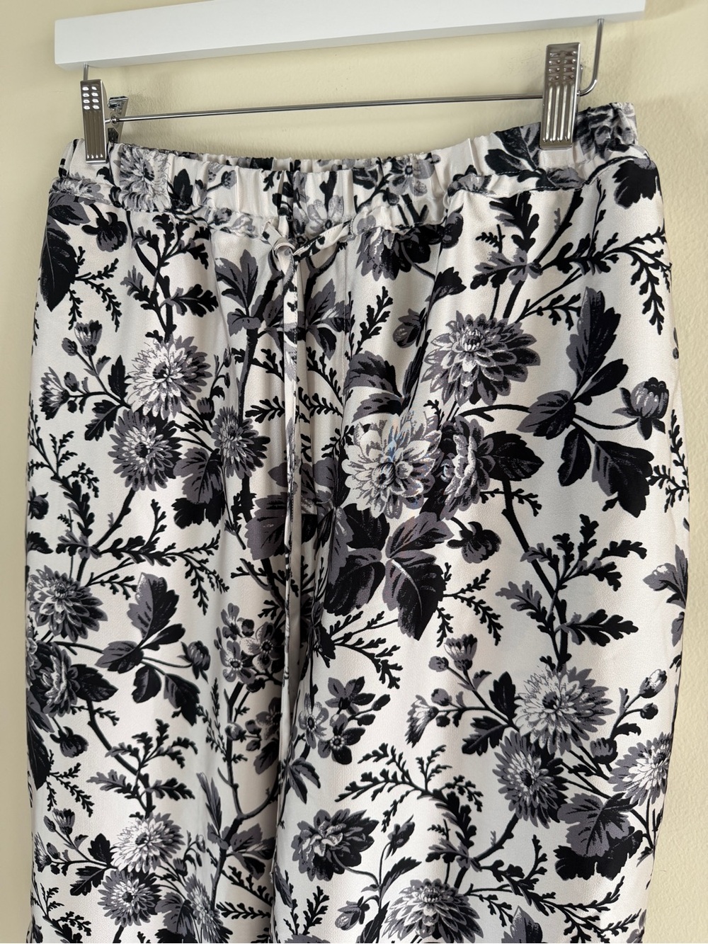 Maeve by Anthropologie Floral Silky Parachute Pants Black White Size M - Picture 7 of 12
